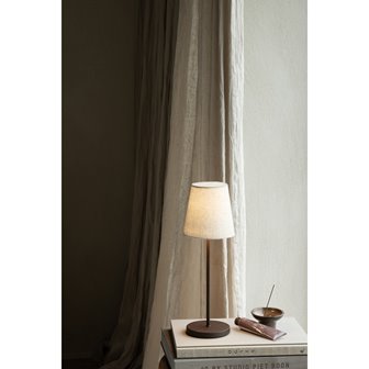 Bezprzewodowa lampka stołowa z abażurem Tyra